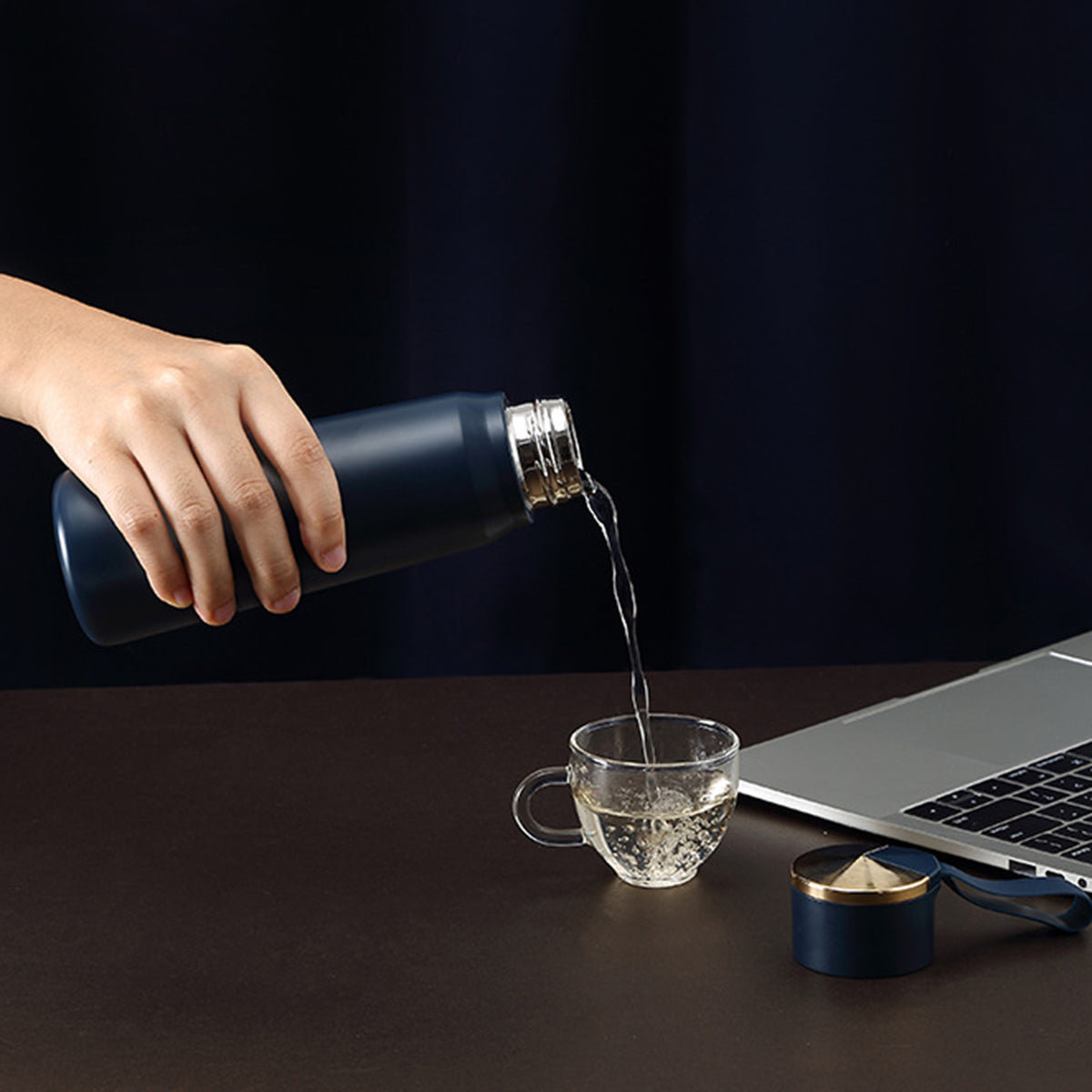 Stainless steel vacuum flask with handle - One Red Hill